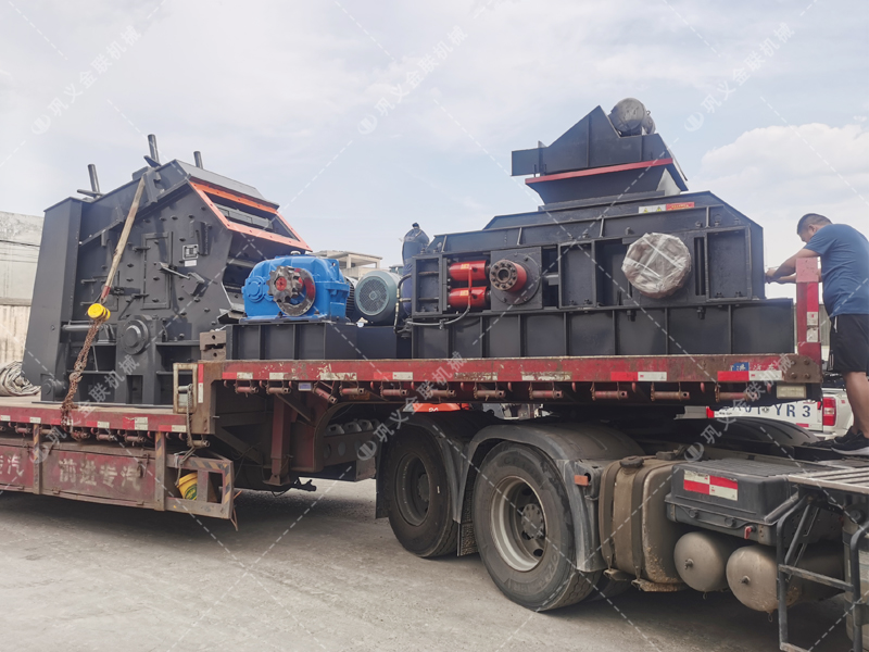 1000*700液壓對輥制砂機，1210反擊破發(fā)往四川